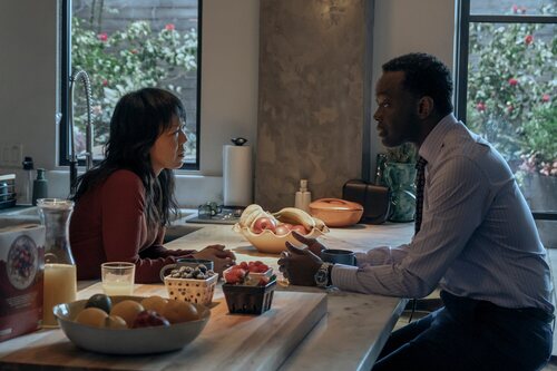 Ato Essandoh y Ali Ahn en 4x03 titulado 'La errata' de 'La diplomática'