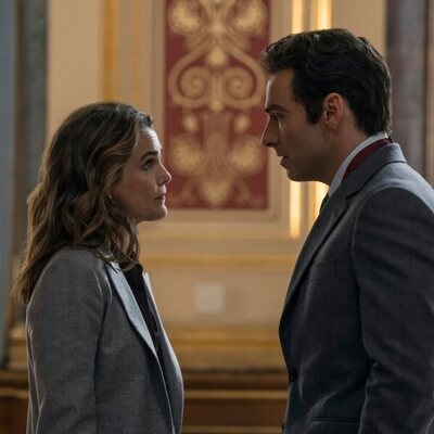 Keri Russell y Aidan Turner en 4x03 'La errata' de 'La diplomática'