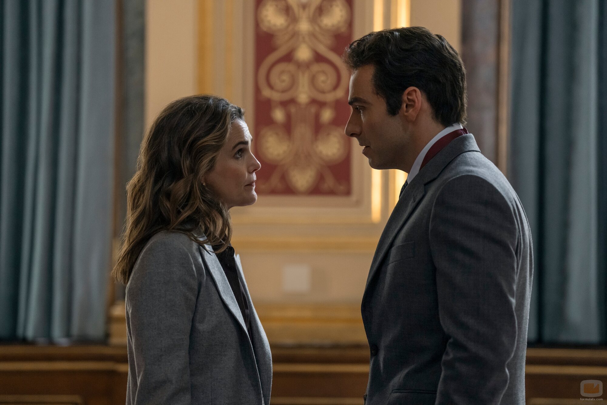Keri Russell y Aidan Turner en 4x03 'La errata' de 'La diplomática'