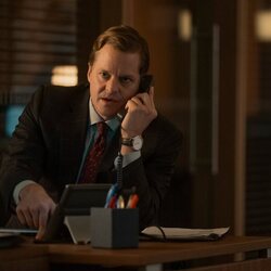 Graham Miller en la temporada 4 y el capítulo 03 de 'La diplomática'