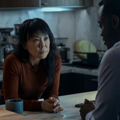 Ali Ahn y Ato Essandoh en la temporada 4 y el capítulo 03 de 'La diplomática'