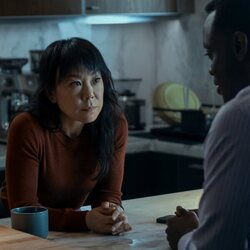 Ali Ahn y Ato Essandoh en la temporada 4 y el capítulo 03 de 'La diplomática'
