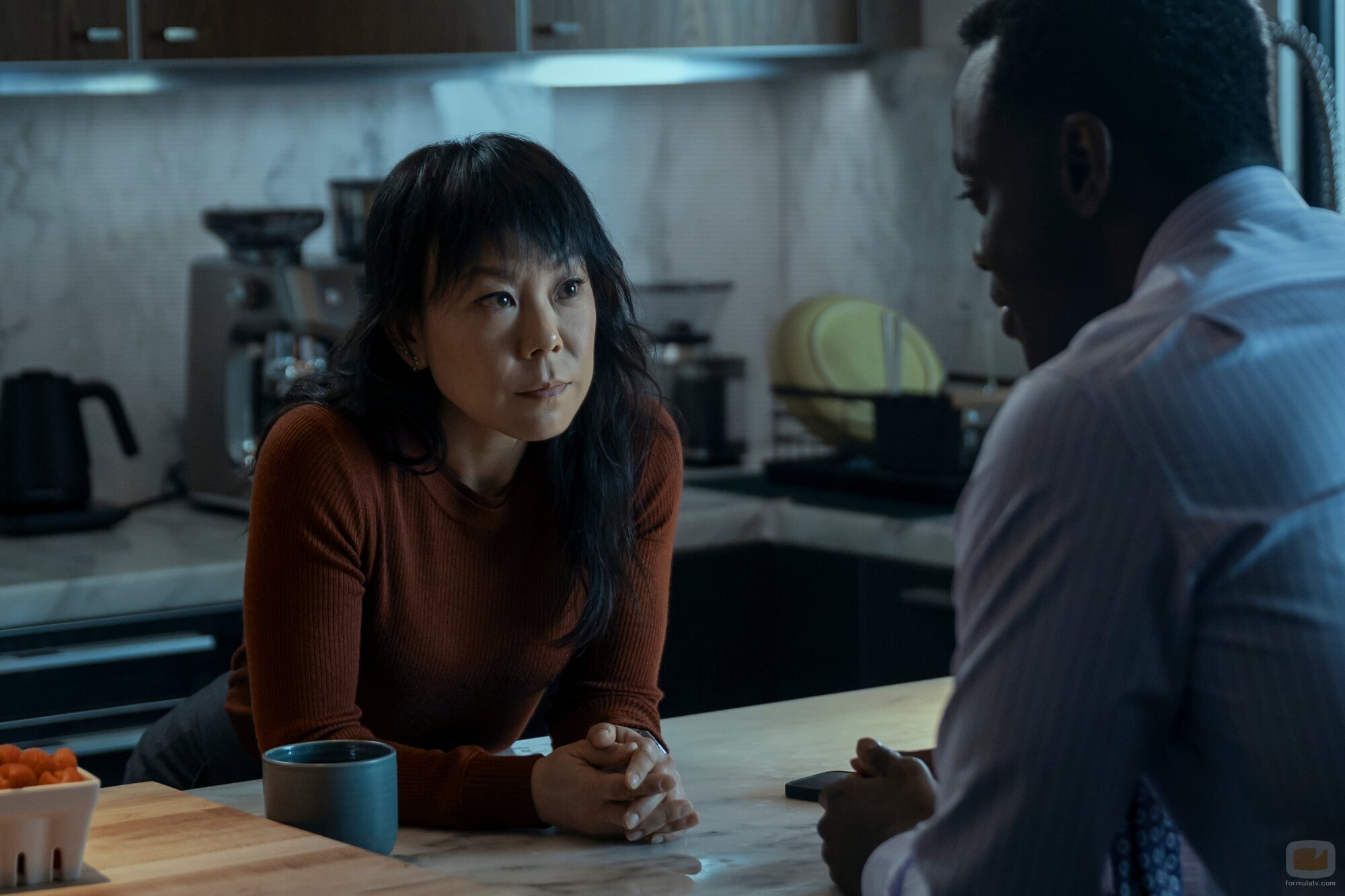 Ali Ahn y Ato Essandoh en la temporada 4 y el capítulo 03 de 'La diplomática'