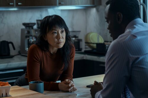 Ali Ahn y Ato Essandoh en la temporada 4 y el capítulo 03 de 'La diplomática'