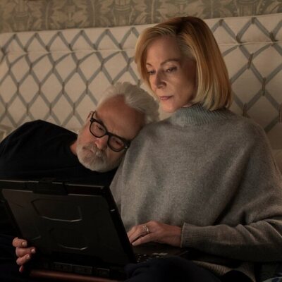 Bradley Whitford y Allison Janney en 4x03 titulado 'La errata' de 'La diplomática'