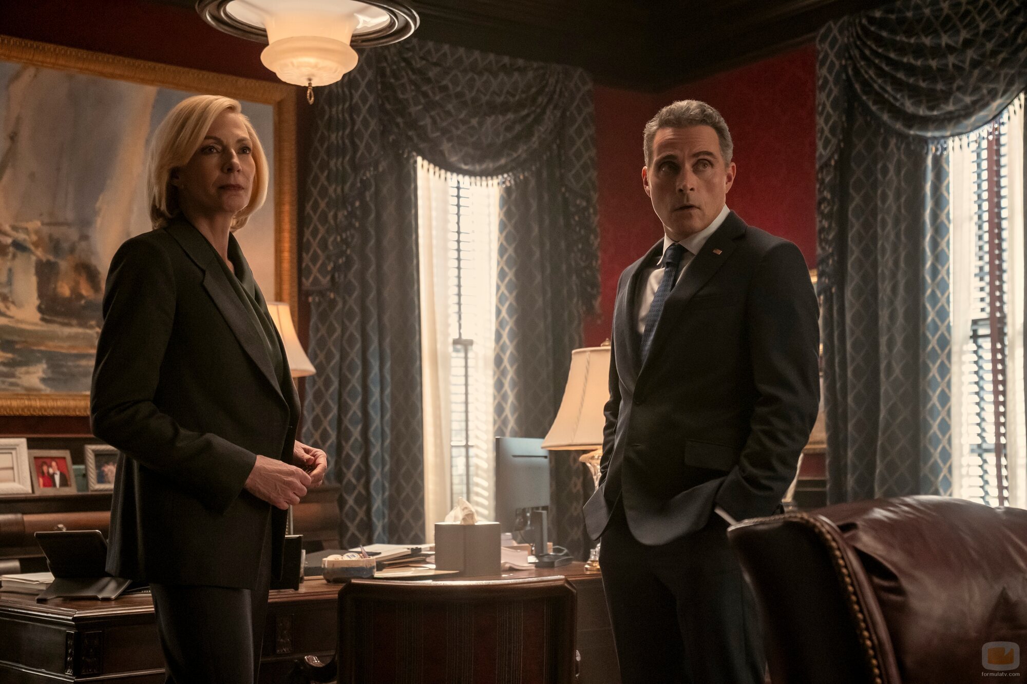 Rufus Sewell y Allison Janney en Capítulo 5 titulado 'Enviado especial' de 'La diplomática'