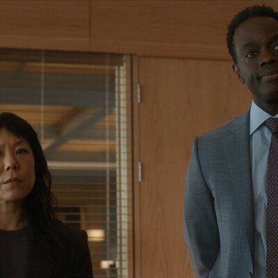 Ali Ahn y Ato Essandoh en 'Enviado especial' de 'La diplomática'