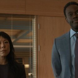 Ali Ahn y Ato Essandoh en 'Enviado especial' de 'La diplomática'