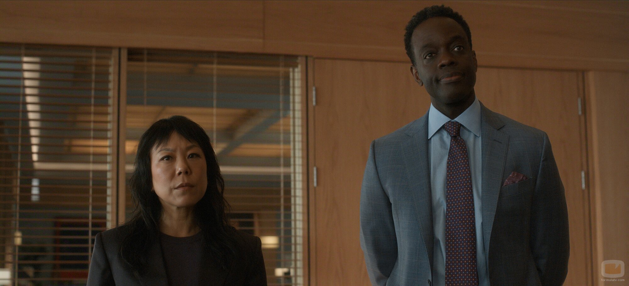 Ali Ahn y Ato Essandoh en 'Enviado especial' de 'La diplomática'