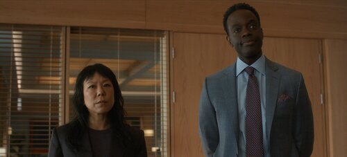 Ali Ahn y Ato Essandoh en 'Enviado especial' de 'La diplomática'