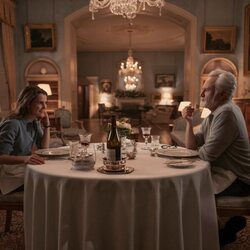 Keri Russell y Bradley Whitford en la temporada 4 y el capítulo 05 de 'La diplomática'
