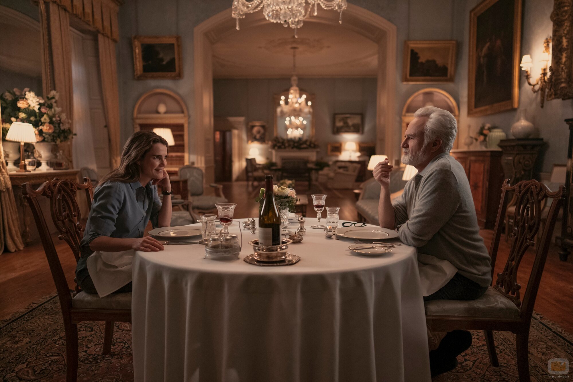 Keri Russell y Bradley Whitford en la temporada 4 y el capítulo 05 de 'La diplomática'