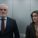 Bradley Whitford y Keri Russell en la temporada 4 y el capítulo 06 de 'La diplomática'