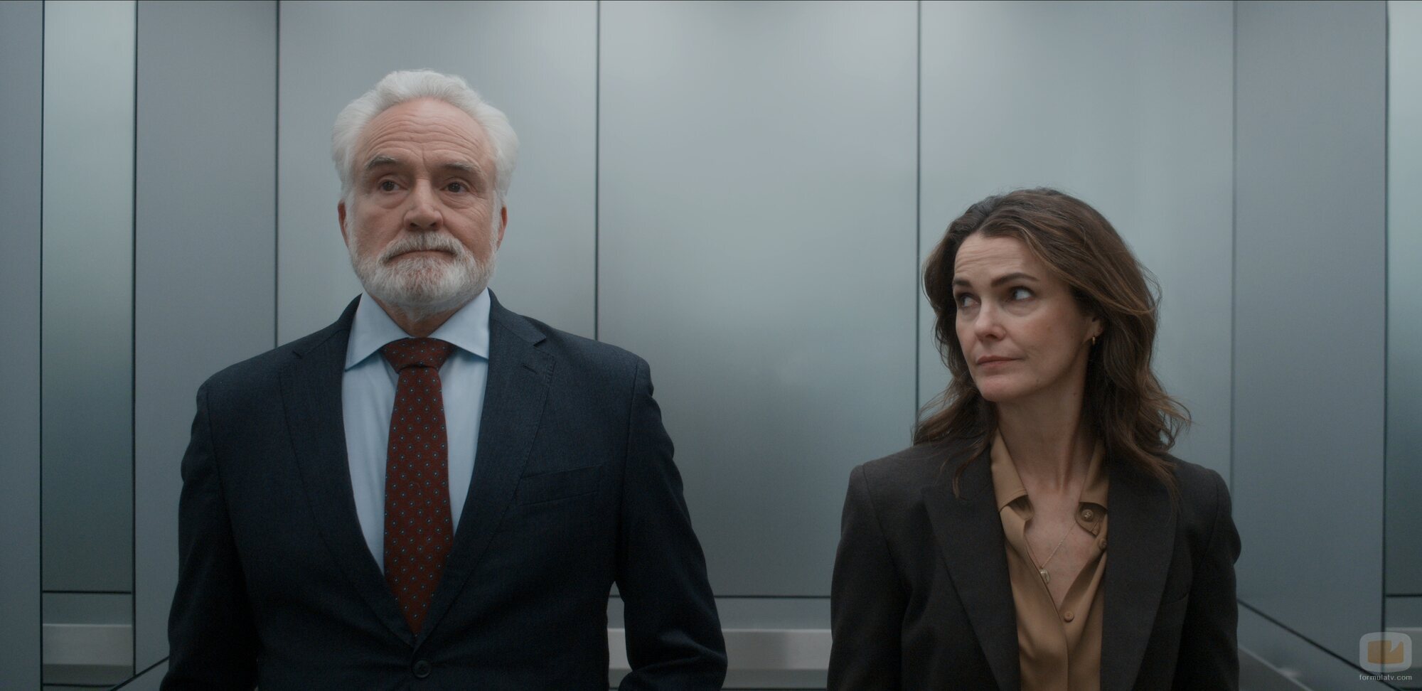 Bradley Whitford y Keri Russell en la temporada 4 y el capítulo 06 de 'La diplomática'