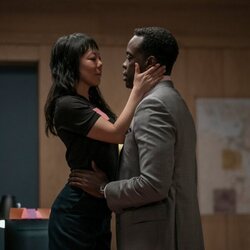 Ali Ahn y Ato Essandoh en la temporada 4 y el capítulo 06 de 'La diplomática'