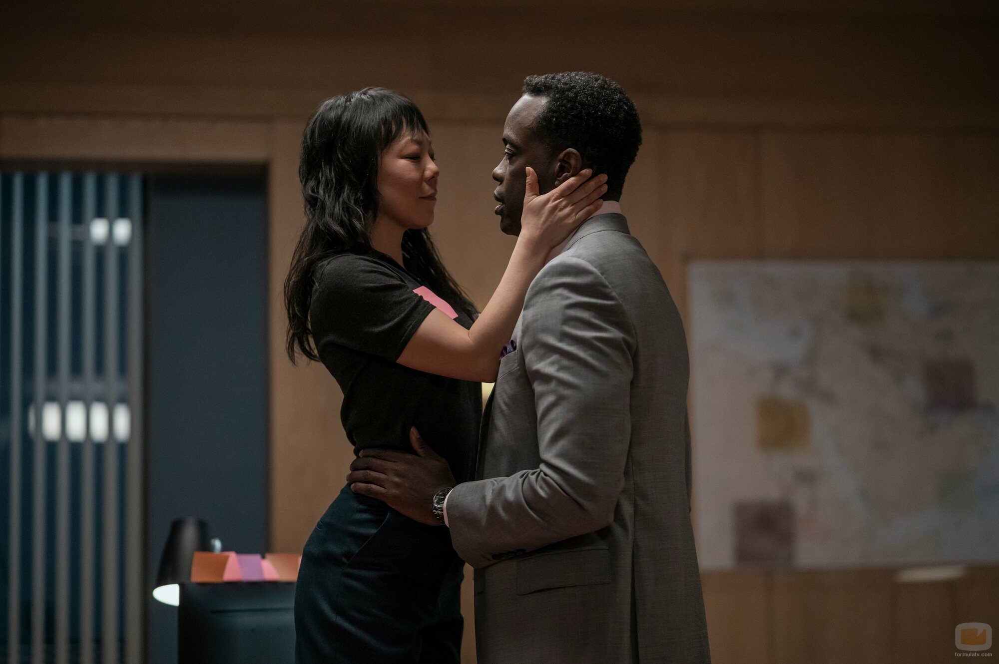 Ali Ahn y Ato Essandoh en la temporada 4 y el capítulo 06 de 'La diplomática'