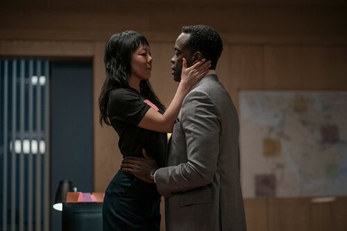 Ali Ahn y Ato Essandoh en la temporada 4 y el capítulo 06 de 'La diplomática'
