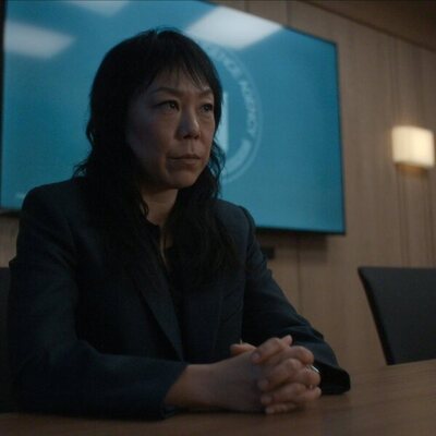 Ali Ahn en Capítulo 6 titulado 'Los muertos' de 'La diplomática'