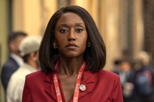 Nana Mensah en Capítulo 7 titulado 'Negroni falso' de 'La diplomática'