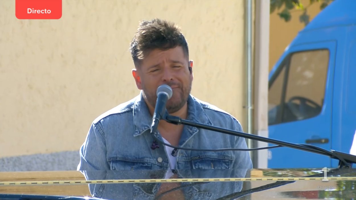 Pablo López canta al piano durante el especial del 'Telediario 1'