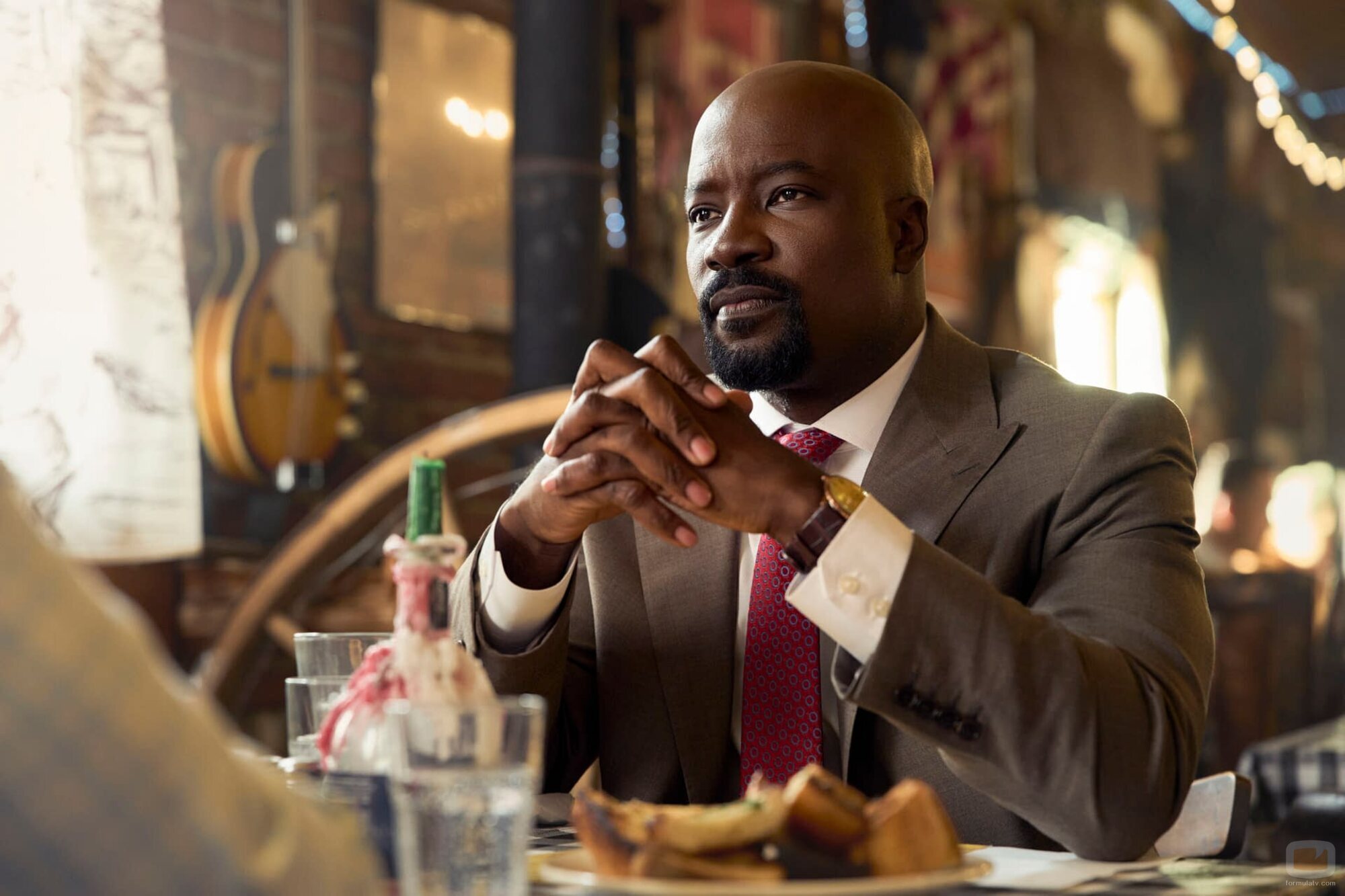 Mike Colter en la temporada 1 y el capítulo 02 de 'Cupertino'
