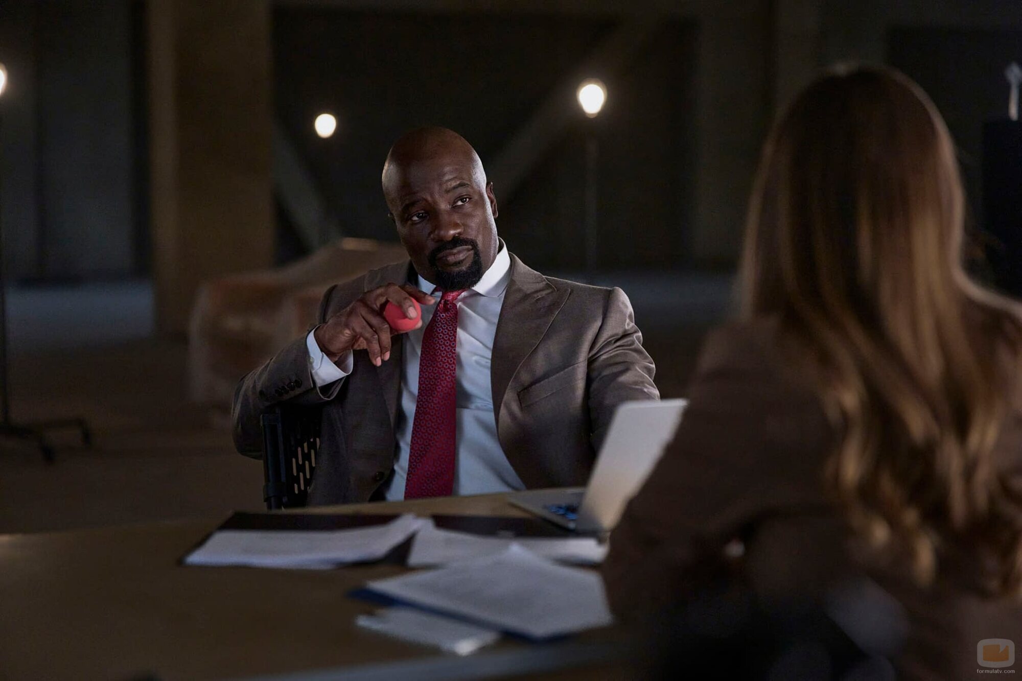 Mike Colter en Capítulo 2 titulado 'Vik y Bo' de 'Cupertino'
