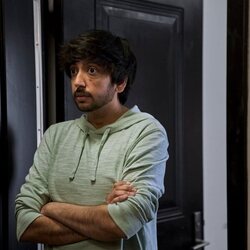 Nik Dodani en Capítulo 2 titulado 'Vik y Bo' de 'Cupertino'