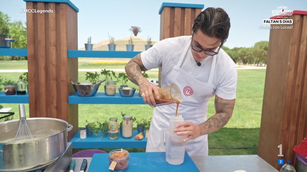 Carlo Costanzia cocinando en 'MasterChef Celebrity Legends'