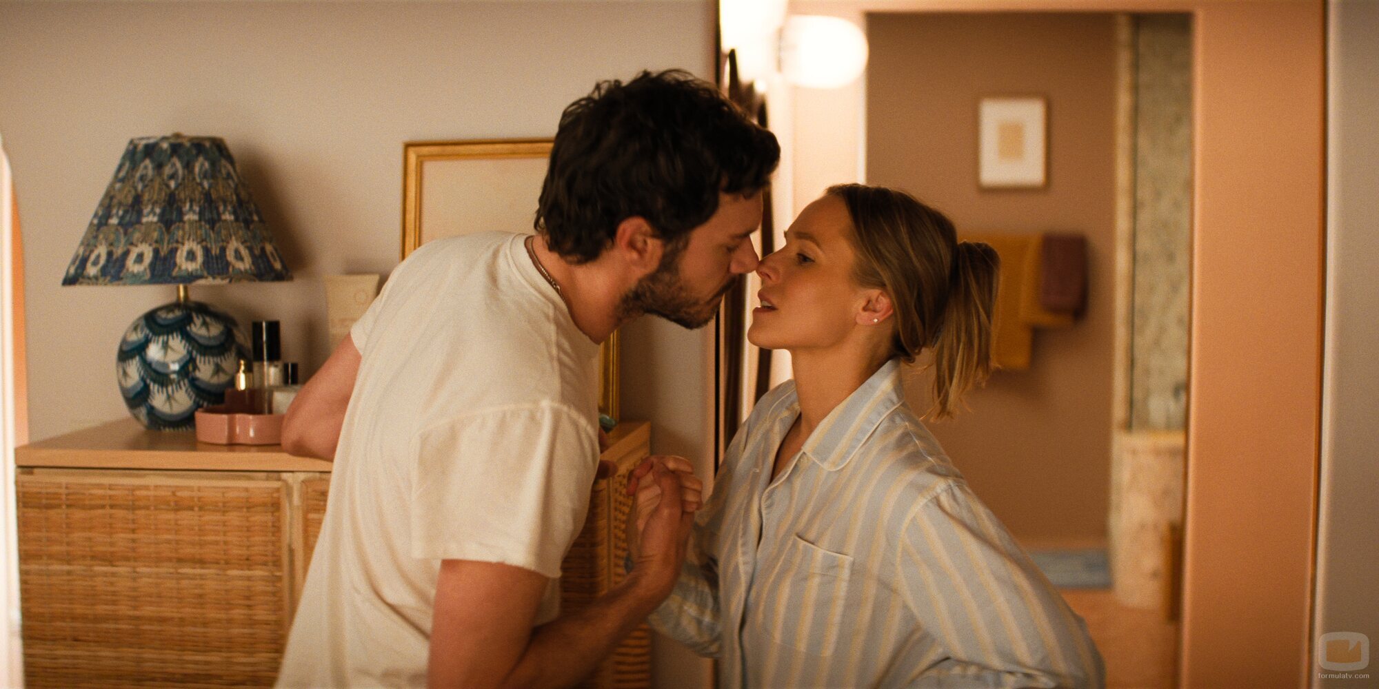 Kristen Bell y Adam Brody en el 3x01 de 'Nadie quiere esto'