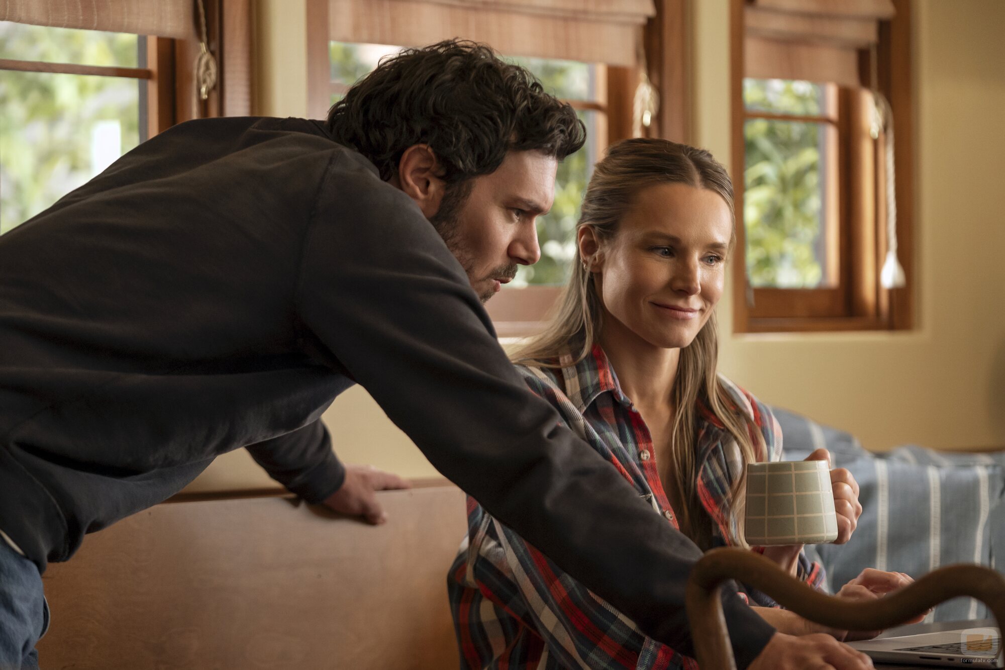 Kristen Bell y Adam Brody en Capítulo 1 titulado 'Es perfecto' de 'Nadie quiere esto'