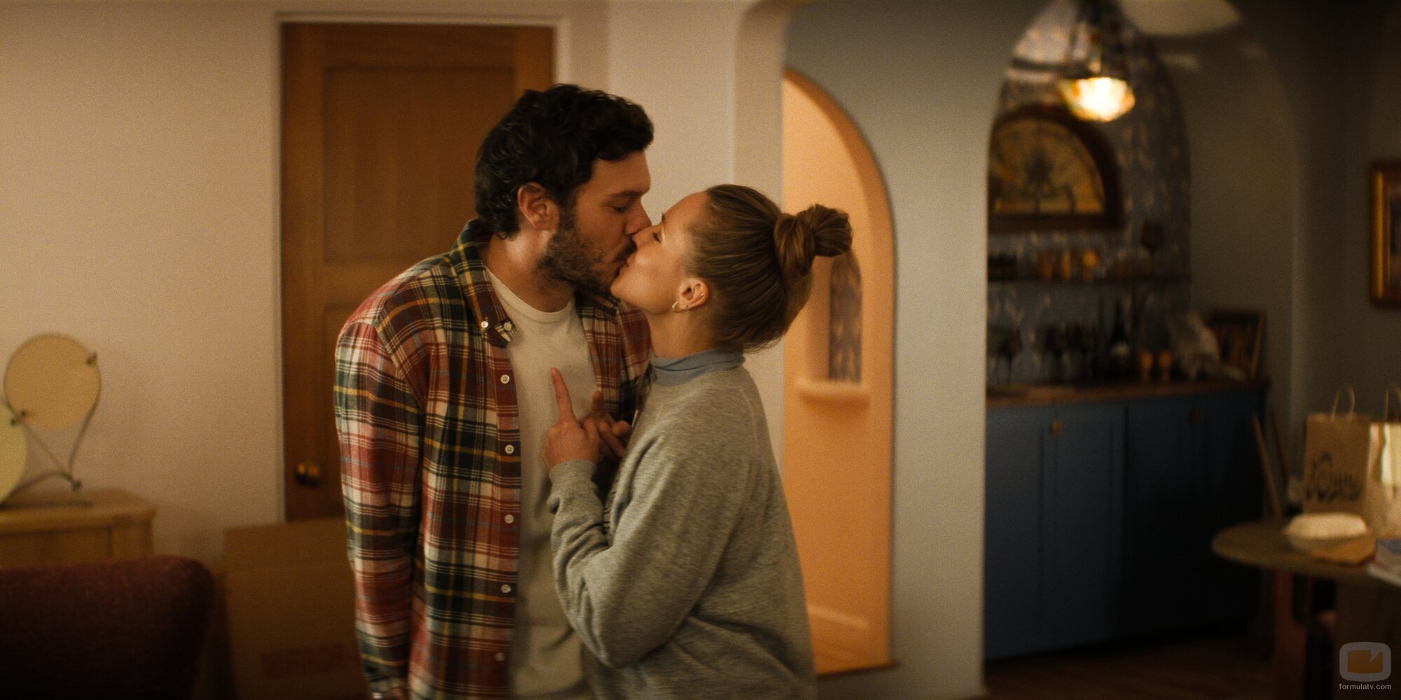 Foto de Adam Brody y Kristen Bell en 'Es perfecto' de 'Nobody Wants This'