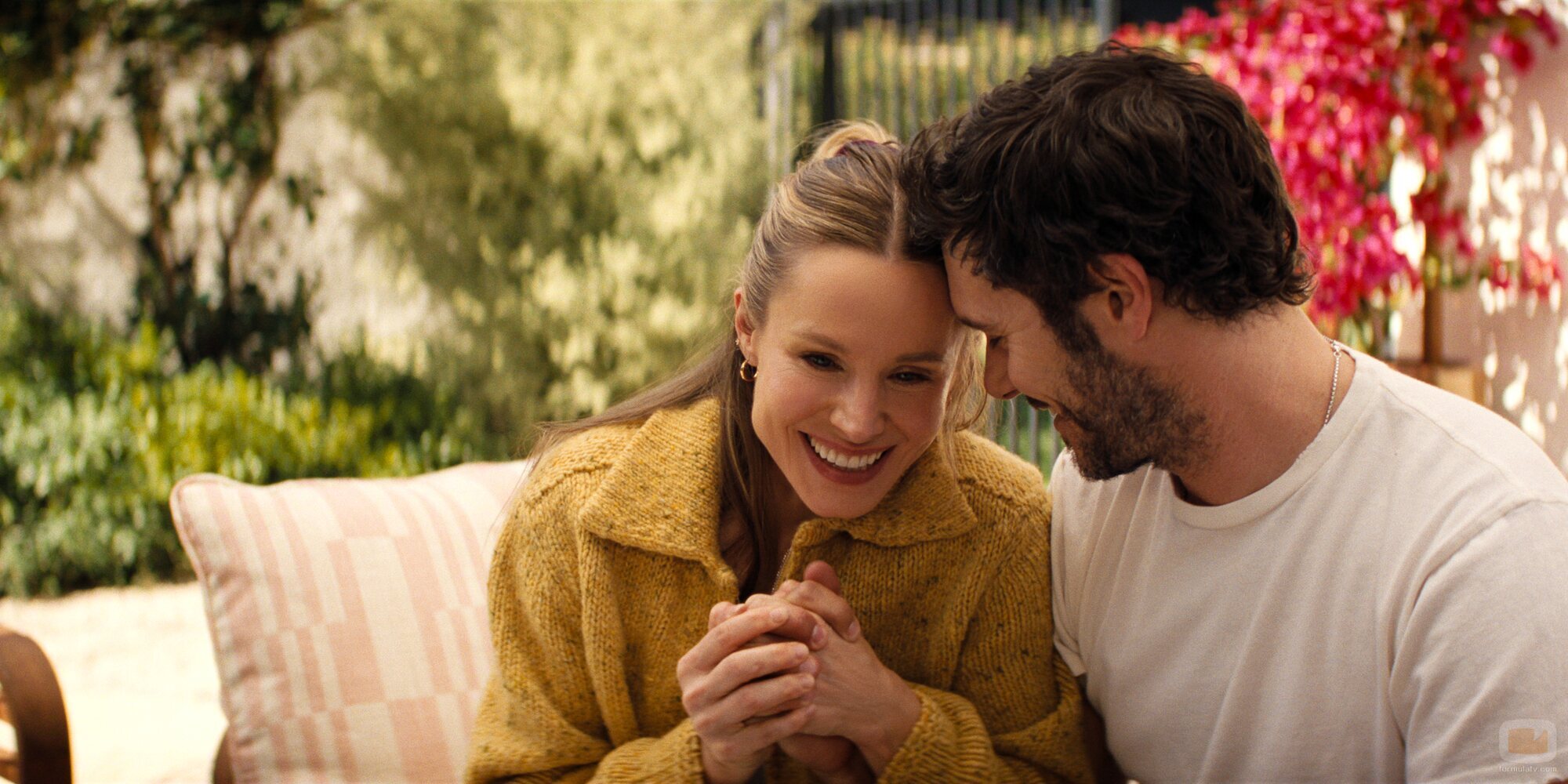 Adam Brody y Kristen Bell en el 3x01 de 'Nobody Wants This'