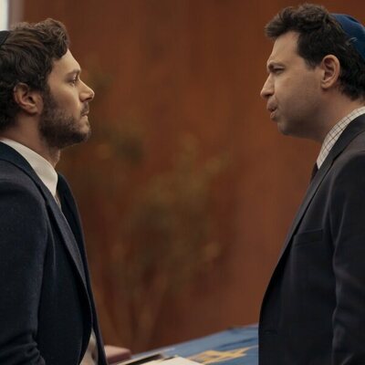 Alex Karpovsky y Adam Brody en la temporada 3 y el capítulo 02 de 'Nadie quiere esto'