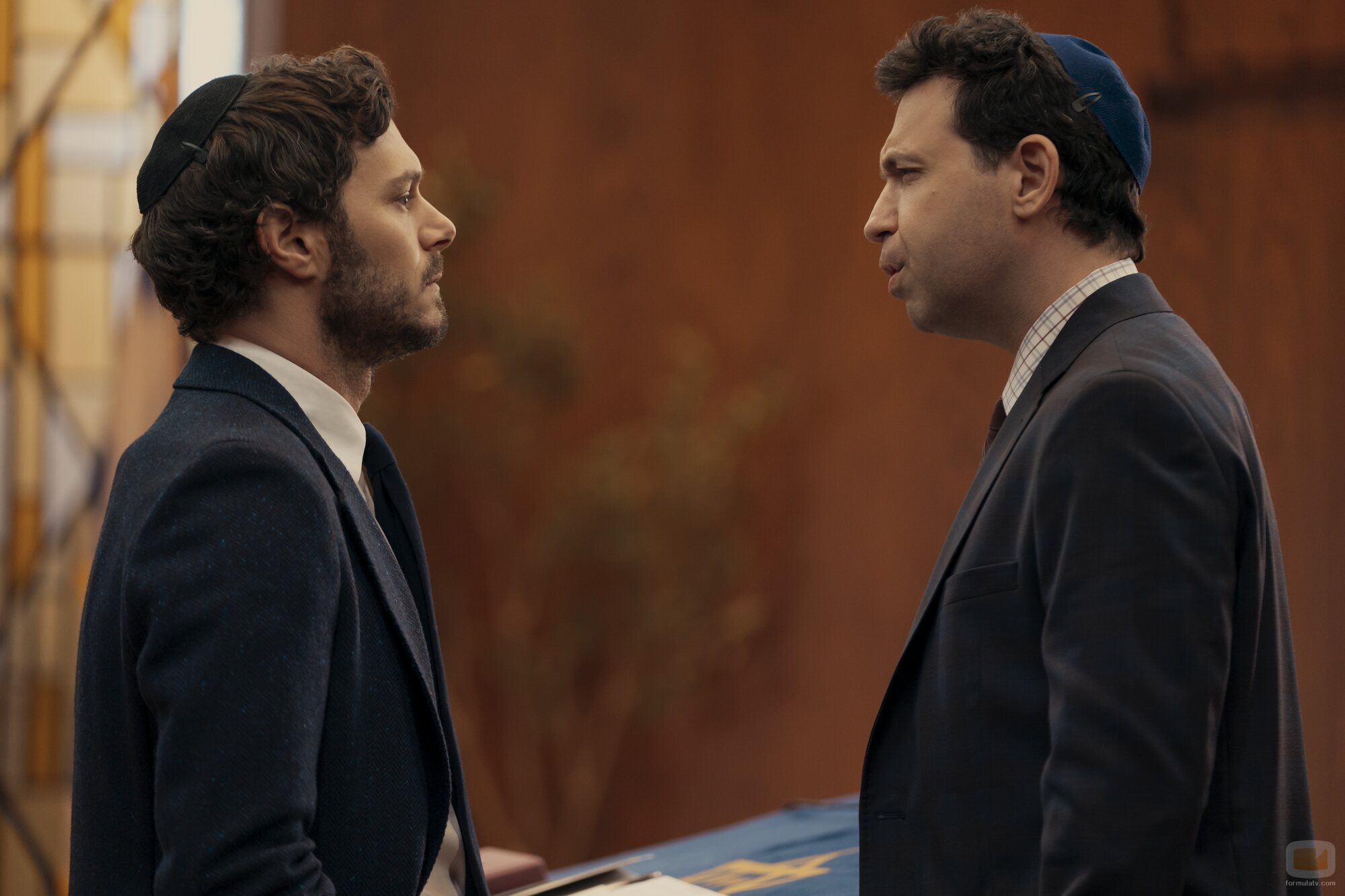 Alex Karpovsky y Adam Brody en la temporada 3 y el capítulo 02 de 'Nadie quiere esto'