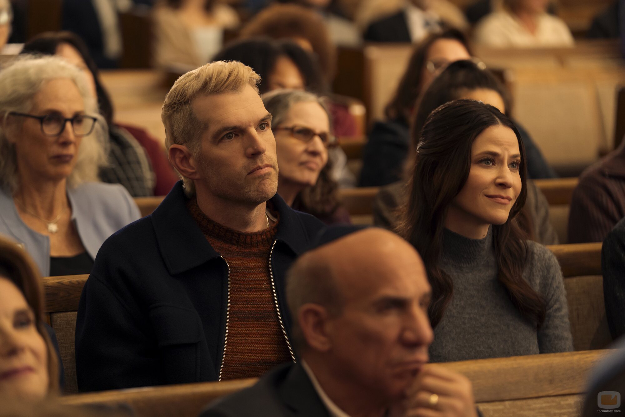 Timothy Simons y Jackie Tohn en la temporada 3 y el capítulo 02 de 'Nadie quiere esto'
