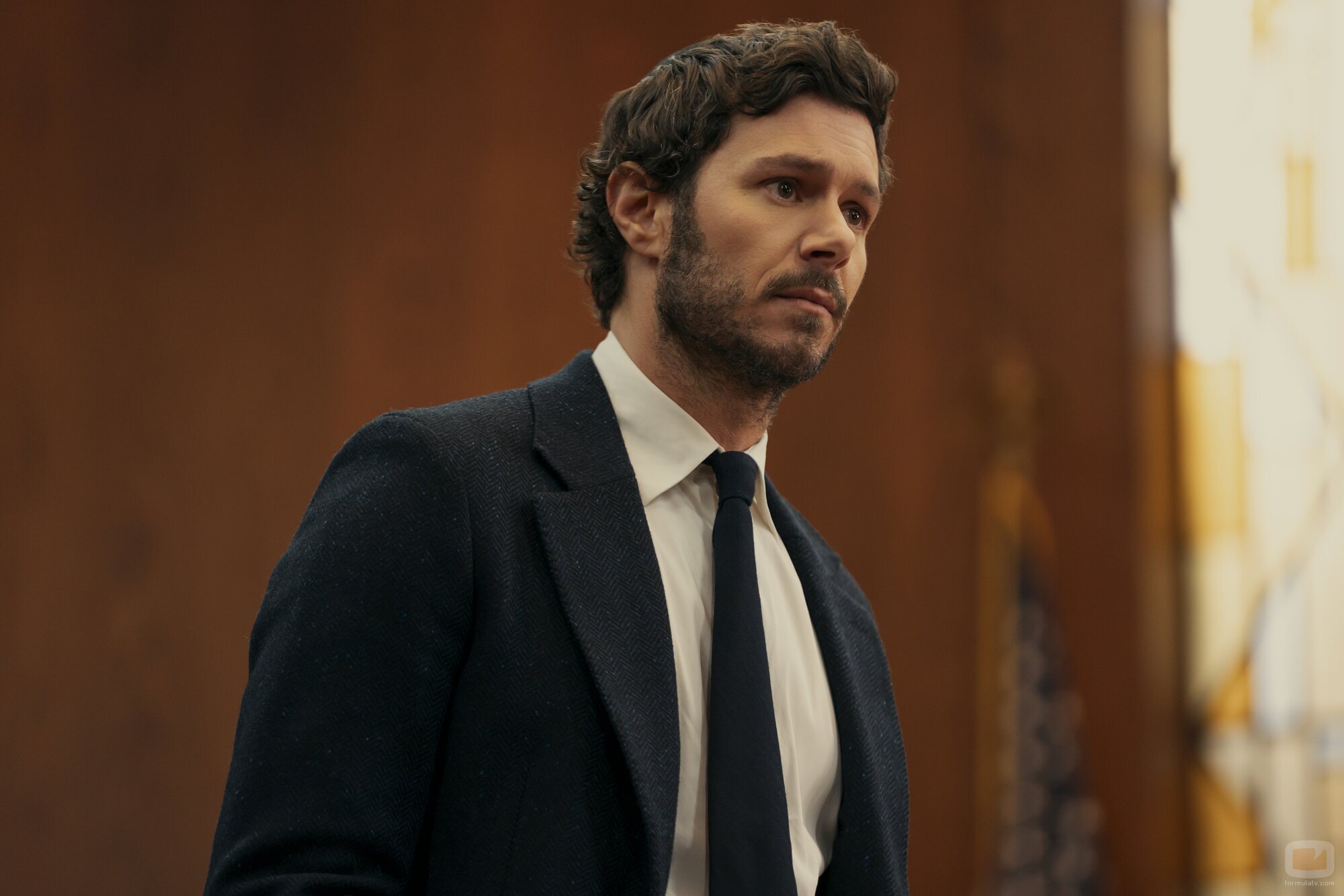 Adam Brody en el 3x02 de 'Nobody Wants This'