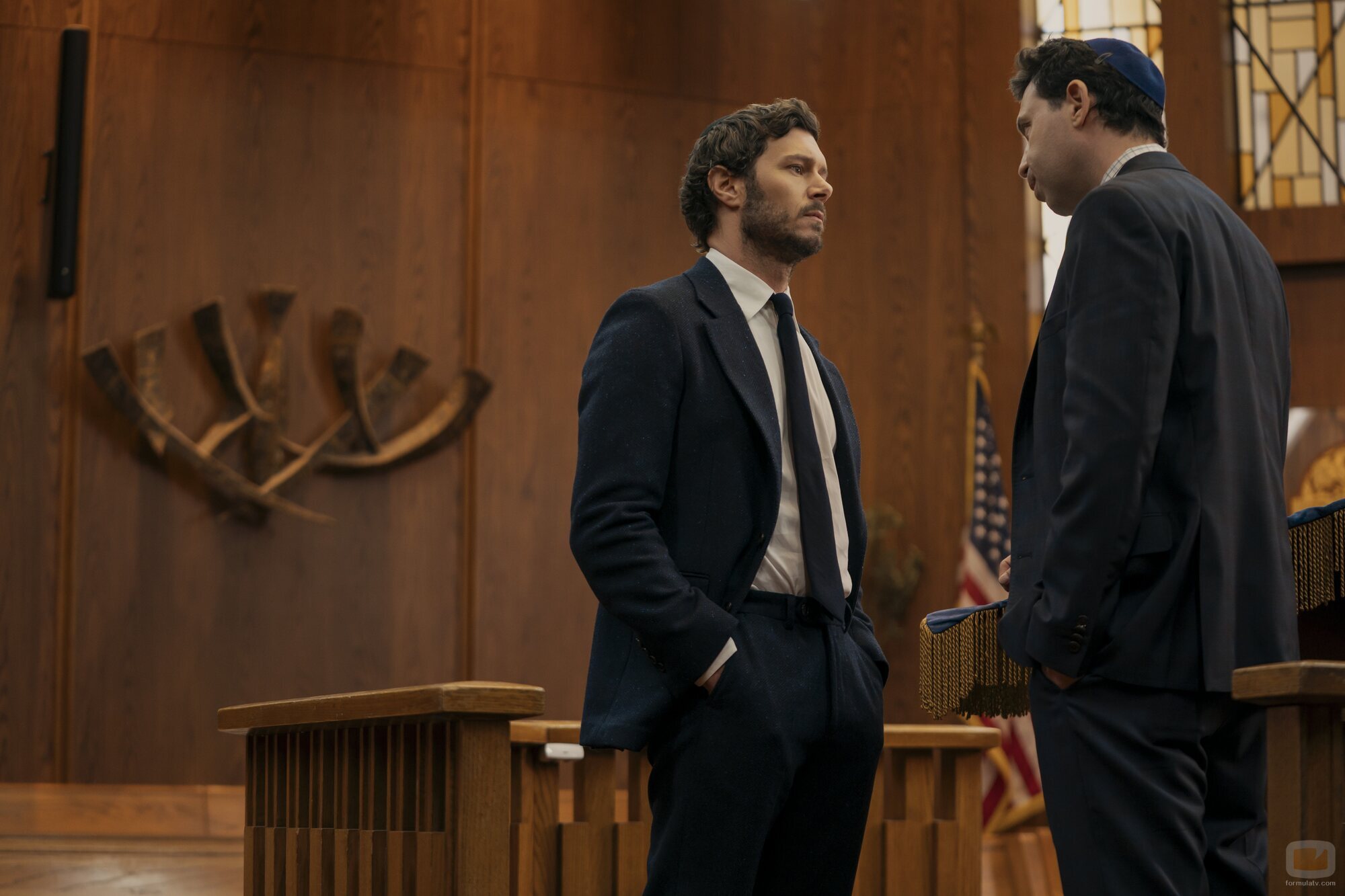 Alex Karpovsky y Adam Brody en el 3x02 de 'Nadie quiere esto'