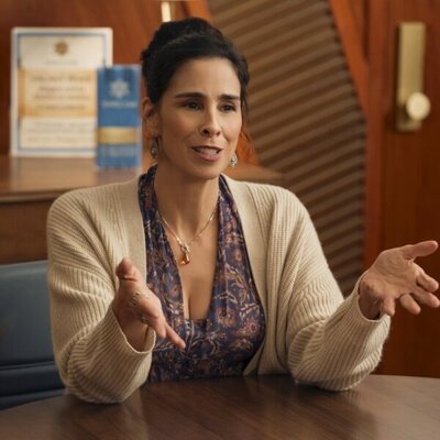 Sarah Silverman en 3x02 'Papaíto ha vuelto' de 'Nadie quiere esto'