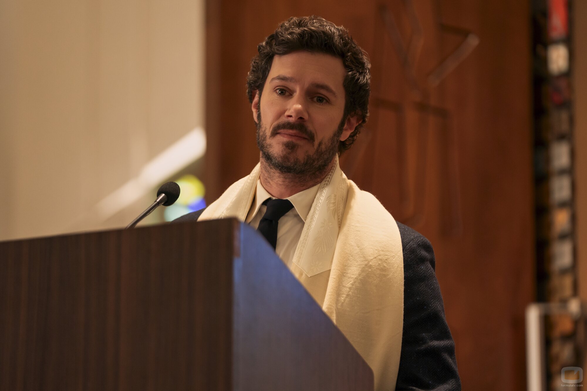 Adam Brody en 3x02 'Papaíto ha vuelto' de 'Nadie quiere esto'