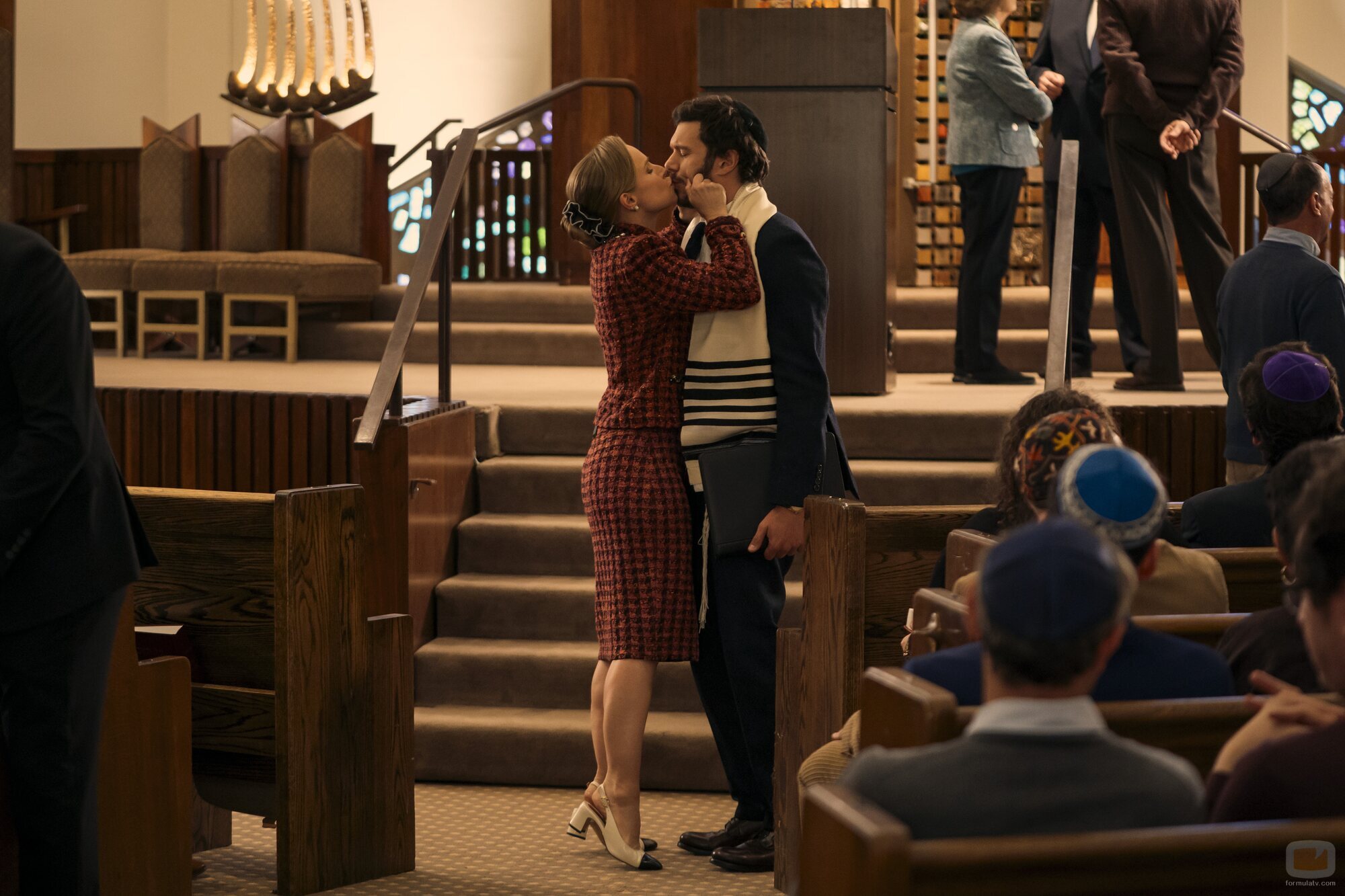 Adam Brody y Kristen Bell en 3x02 titulado 'Papaíto ha vuelto' de 'Nadie quiere esto'