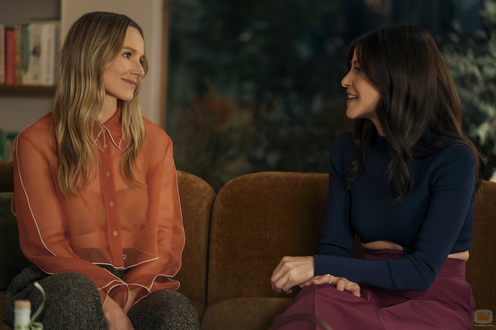 Jackie Tohn y Kristen Bell en la temporada 3 y el capítulo 03 de 'Nadie quiere esto'