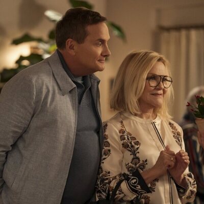 Michael Hitchcock y Stephanie Faracy en el 3x03 de 'Nadie quiere esto'