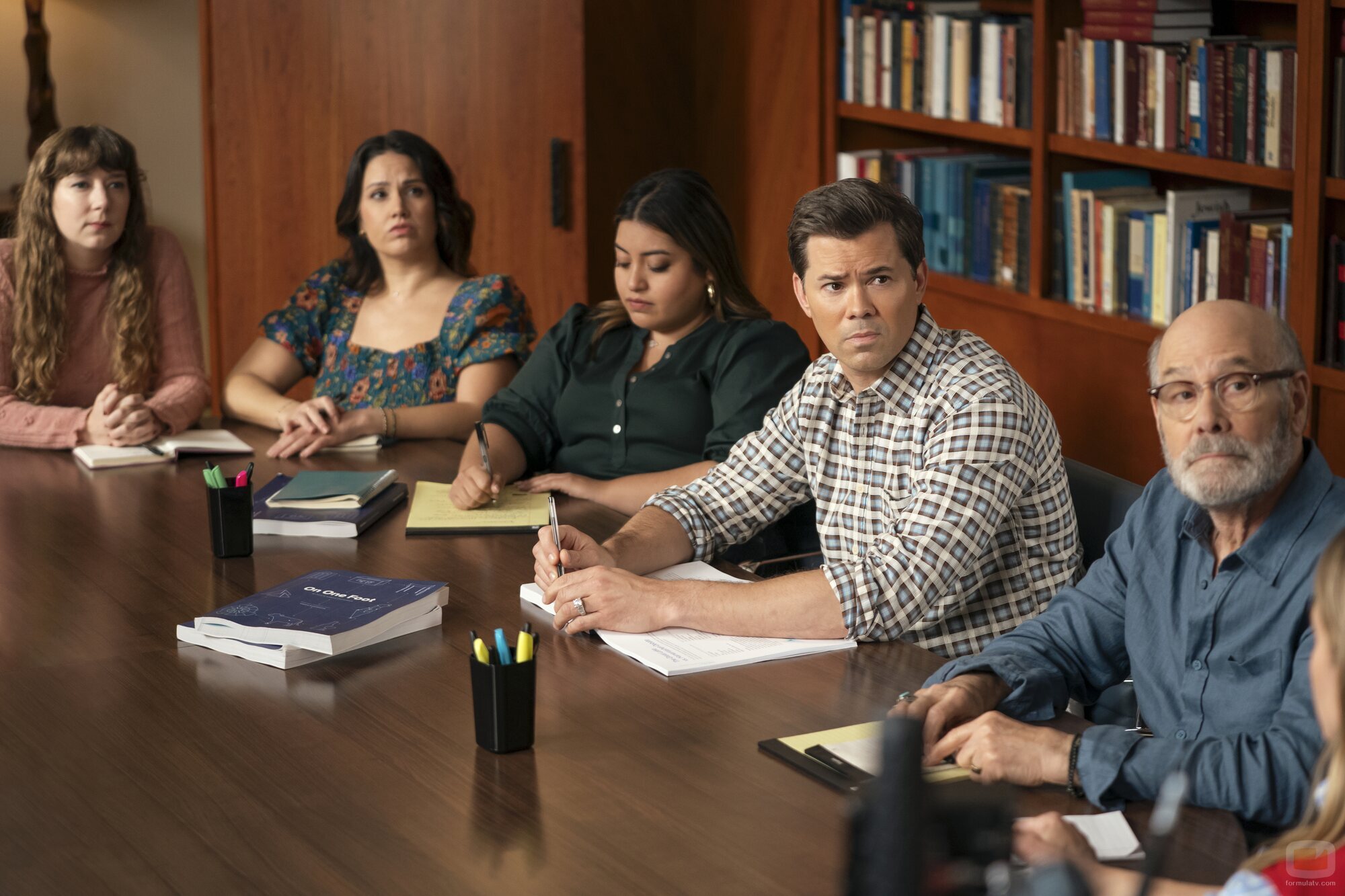Keyla Monterroso Mejia y Andrew Rannells en 3x03 titulado 'Fiesta de inauguración' de 'Nadie quiere esto'