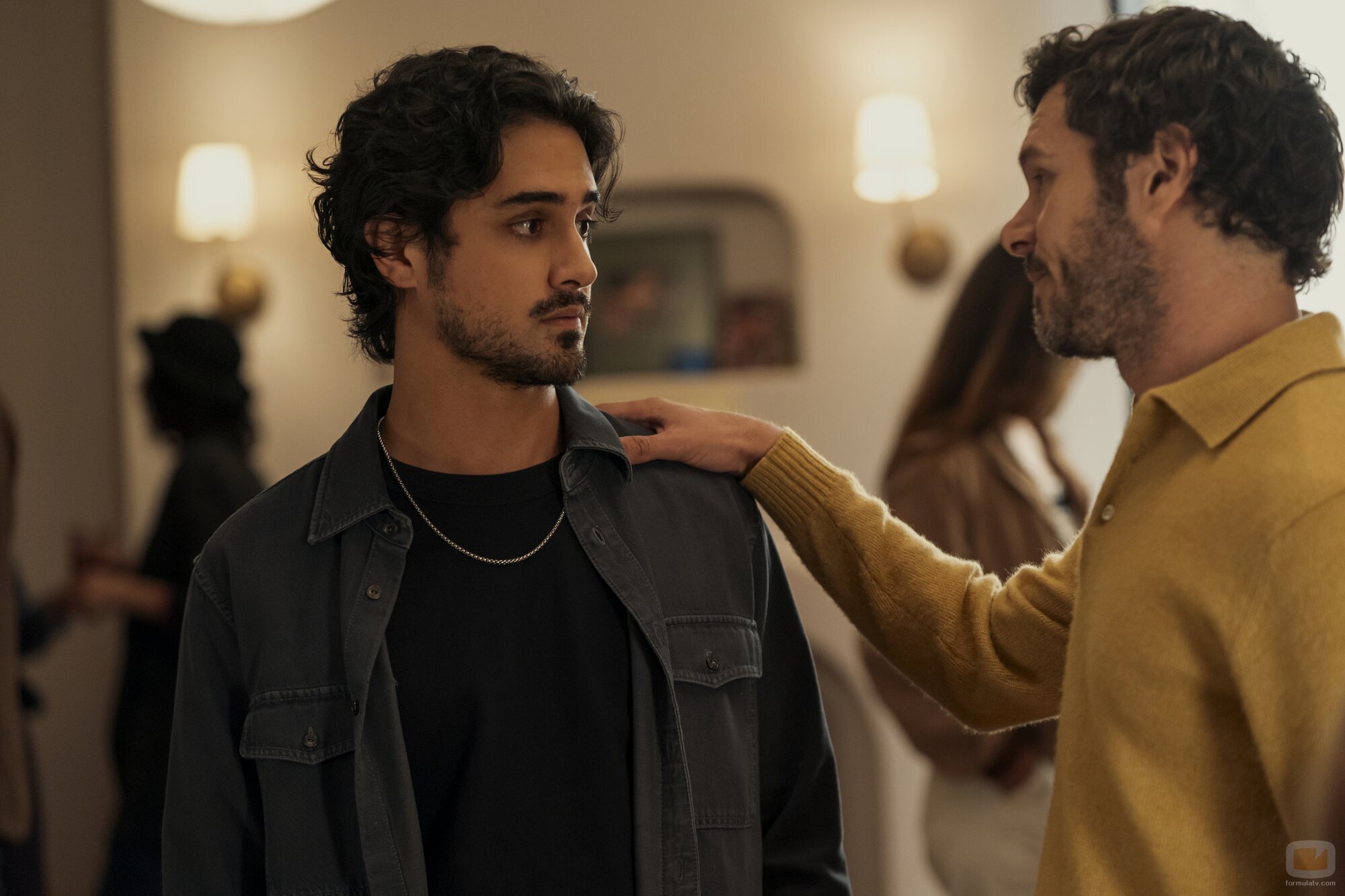 Adam Brody y Avan Jogia en el 3x03 de 'Nadie quiere esto'