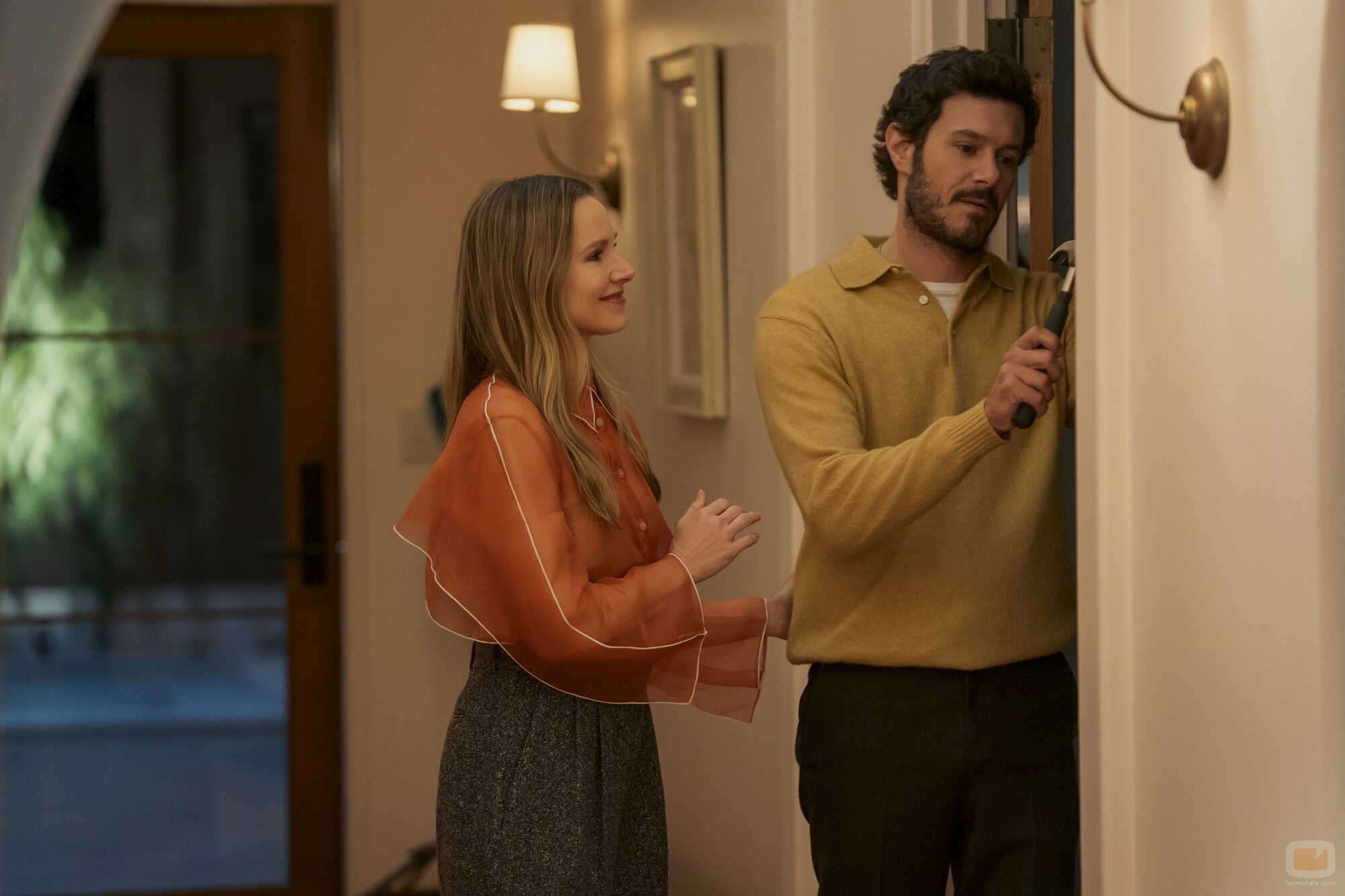 Kristen Bell y Adam Brody en 'Fiesta de inauguración' de 'Nadie quiere esto'