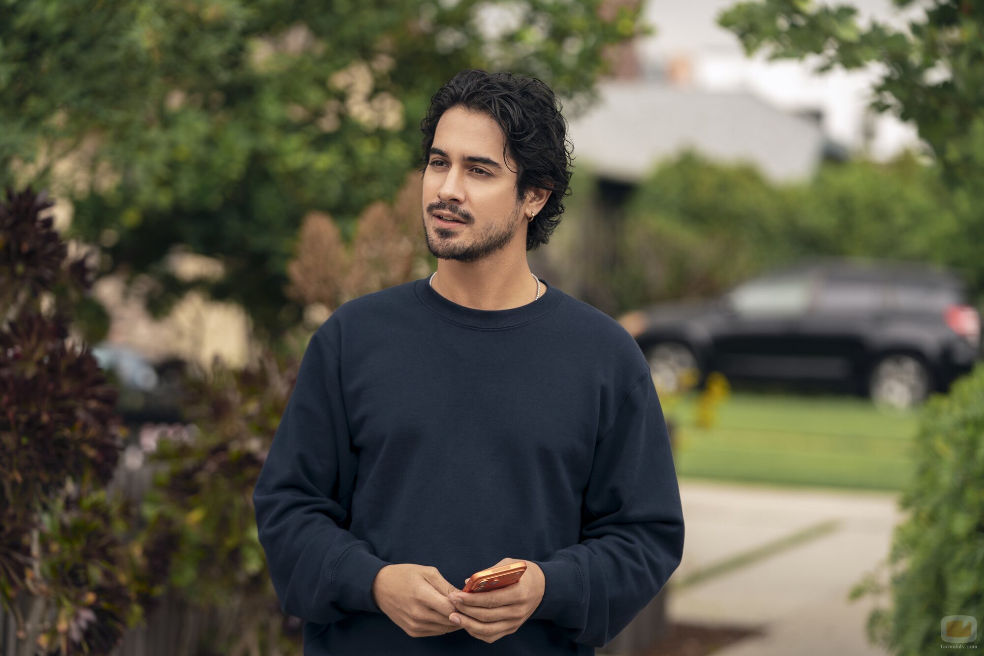 Avan Jogia en 3x03 titulado 'Fiesta de inauguración' de 'Nadie quiere esto'