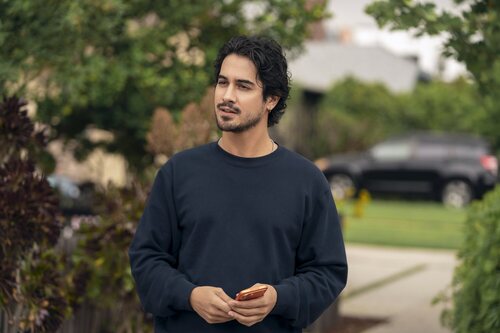 Avan Jogia en 3x03 titulado 'Fiesta de inauguración' de 'Nadie quiere esto'