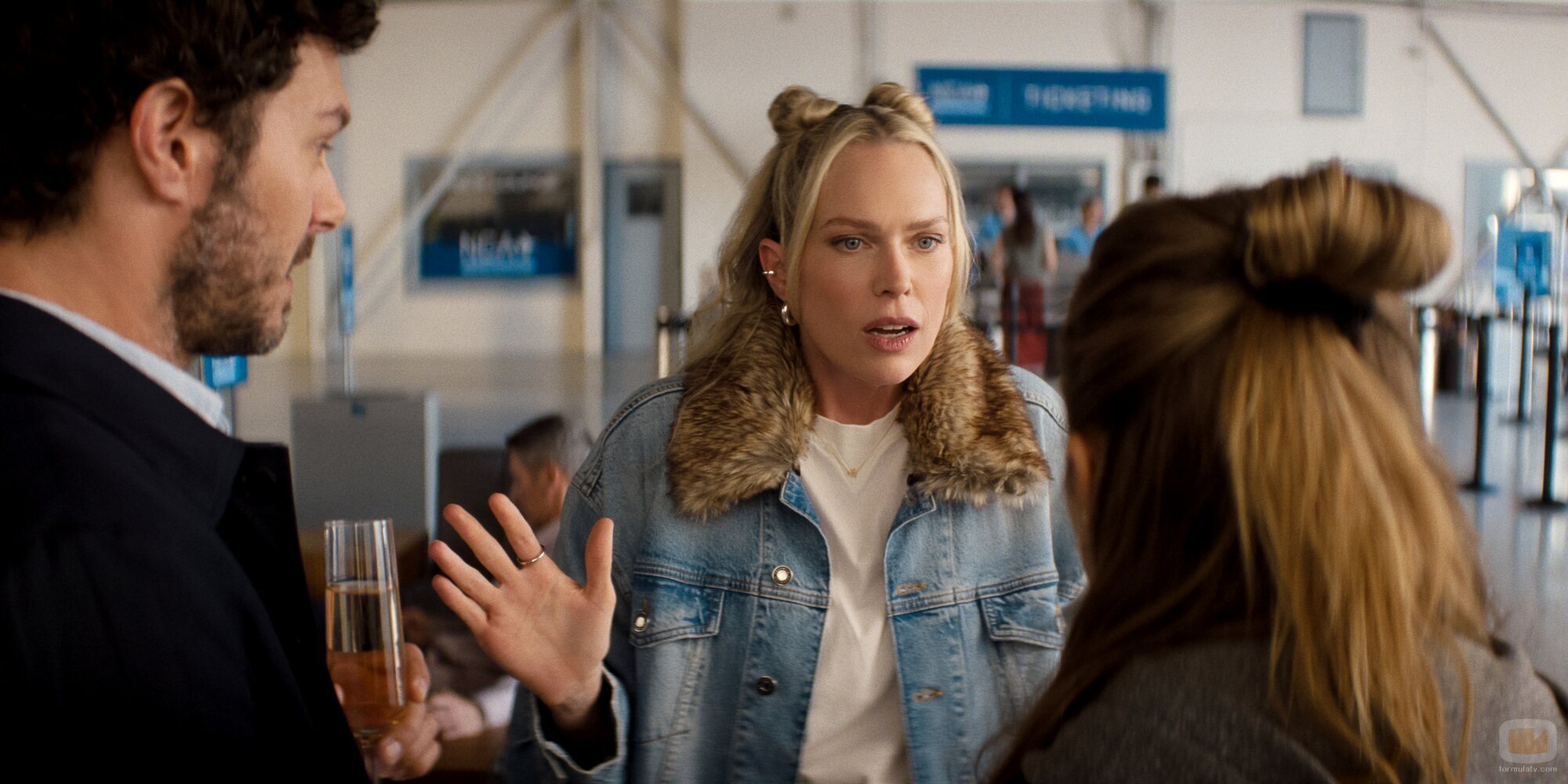 Erin Foster y Adam Brody en 3x04 titulado 'La boda de Brian' de 'Nadie quiere esto'