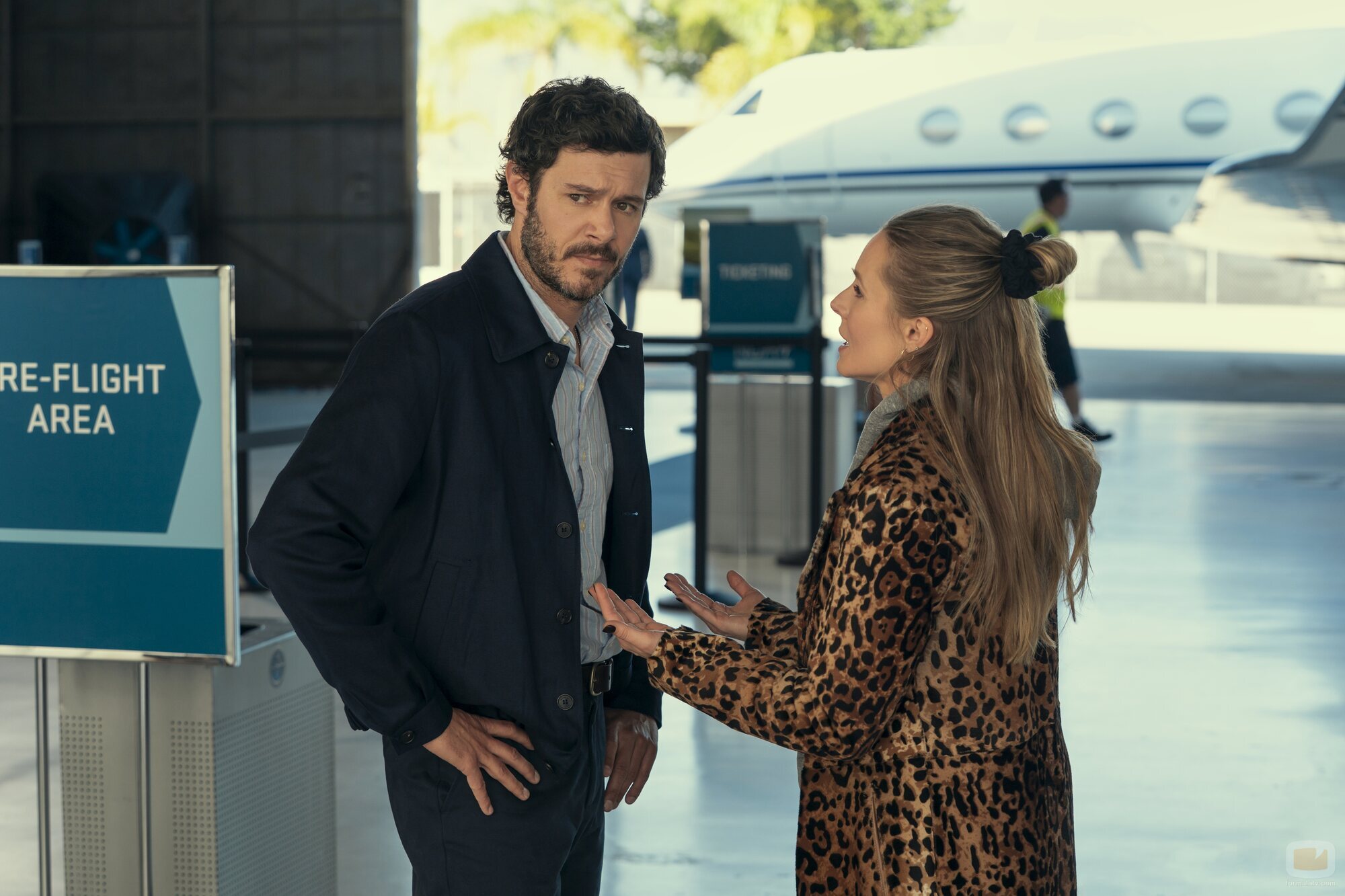 Kristen Bell y Adam Brody en 3x04 titulado 'La boda de Brian' de 'Nadie quiere esto'