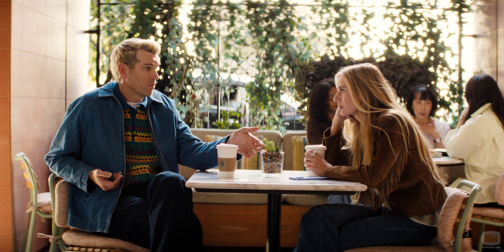 Timothy Simons y Justine Lupe en 'La boda de Brian' de 'Nadie quiere esto'